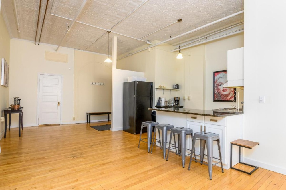 Amazing Historic Apartment With Spectacular City Views Image 6